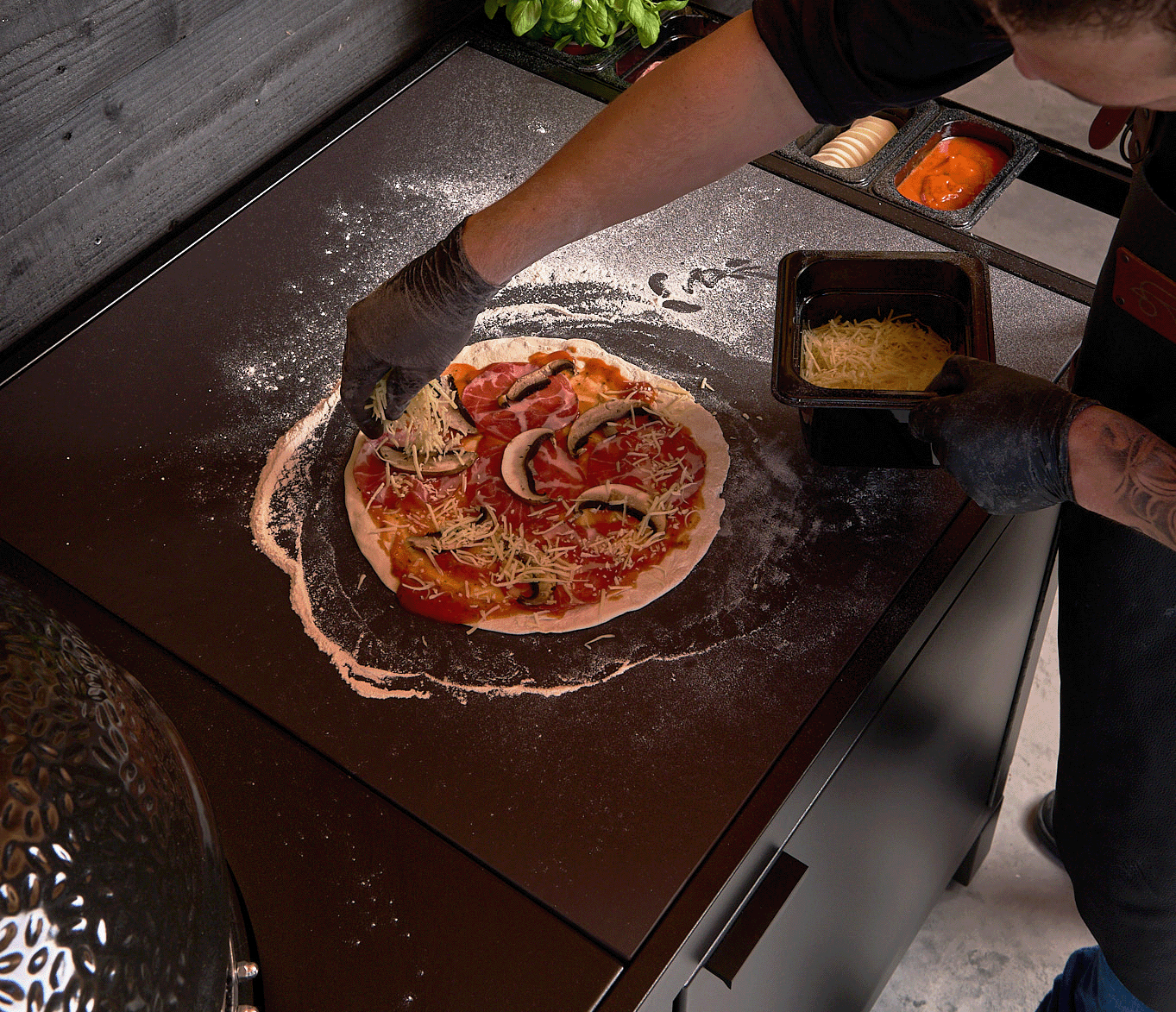 Bereiden van een pizza op het werkblad van de roostr buitenkeuken 